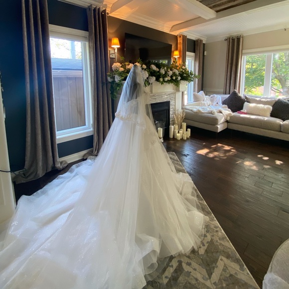 WEDDING DRESS - Picture 3 of 4